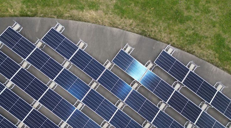 Paneles solares vistos desde arriba en un terreno verde; imagen de archivo, no representa los datos de autoconsumo de Cataluña