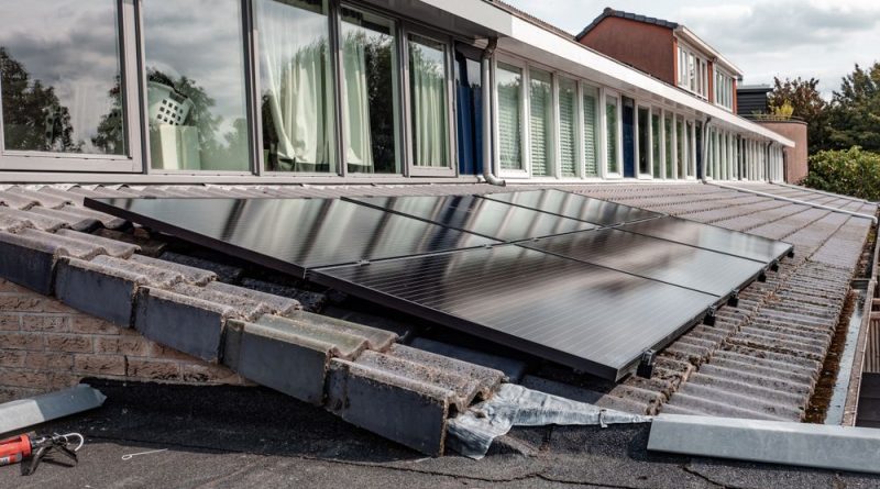 Paneles fotovoltaicos sobre el tejado de una vivienda moderna; fotografía ilustrativa, no de una instalación catalana identificada
