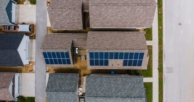 Vista aérea de cubiertas residenciales con paneles solares; imagen ilustrativa, no de una comunidad catalana concreta