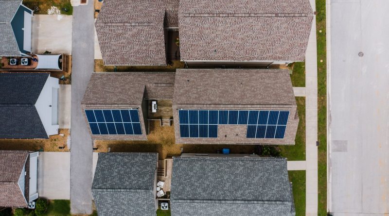 Vista aérea de cubiertas residenciales con paneles solares; imagen ilustrativa, no de una comunidad catalana concreta