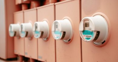 Fila de contadores eléctricos en cajas exteriores; foto ilustrativa, no corresponde a una instalación de autoconsumo catalana