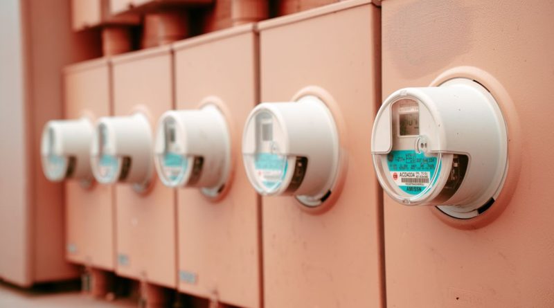 Fila de contadores eléctricos en cajas exteriores; foto ilustrativa, no corresponde a una instalación de autoconsumo catalana
