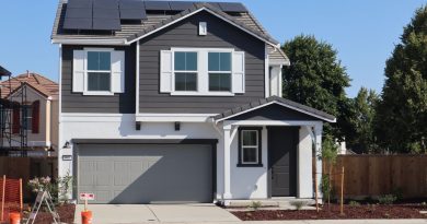 Casa residencial con paneles solares en la cubierta; imagen ilustrativa sin batería visible y fuera de Cataluña