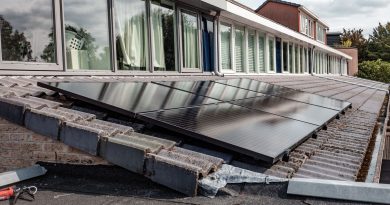 Paneles solares sobre tejado residencial; imagen ilustrativa, no corresponde a una vivienda de Cataluña