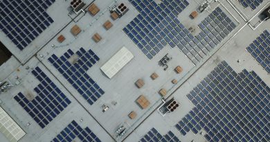 Placas solares sobre cubierta de edificio; imagen ilustrativa tomada en Minnesota, no en Cataluña
