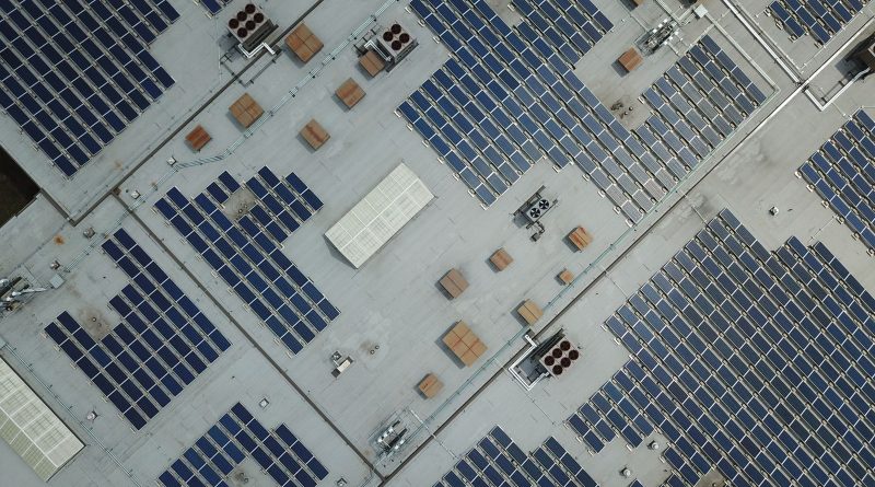 Placas solares sobre cubierta de edificio; imagen ilustrativa tomada en Minnesota, no en Cataluña
