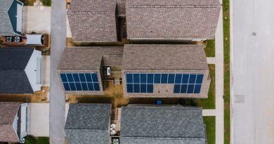 Vista aérea de tejados residenciales con placas solares; fotografía ilustrativa fuera de Cataluña