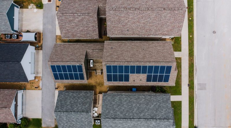 Vista aérea de tejados residenciales con placas solares; fotografía ilustrativa fuera de Cataluña
