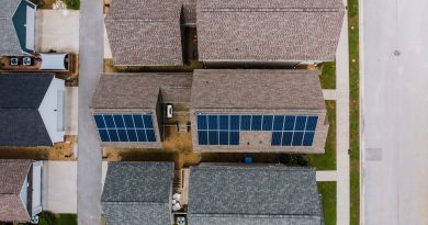 Vista aérea de cubiertas residenciales con paneles solares; imagen ilustrativa sin relación con bonificaciones en Cataluña