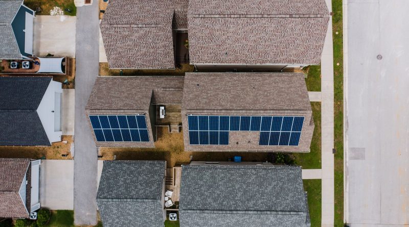 Vista aérea de cubiertas residenciales con paneles solares; imagen ilustrativa sin relación con bonificaciones en Cataluña