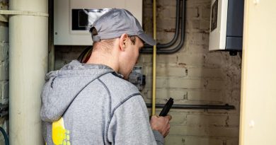 Técnico observa equipos de energía solar en interior; imagen ilustrativa, no corresponde a una instalación identificada en Cataluña