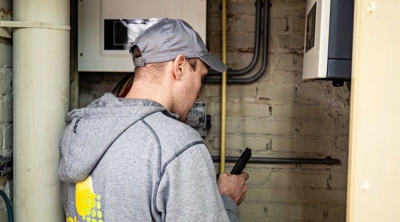 Técnico observa equipos de energía solar en interior; imagen ilustrativa, no corresponde a una instalación identificada en Cataluña